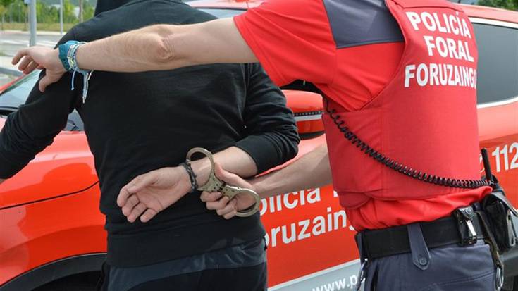 Etxebizitzetan lapurretak egiteagatik, bila zebiltzan gizonezko bat atxilotu dute N-121-A errepideko kontrol batean