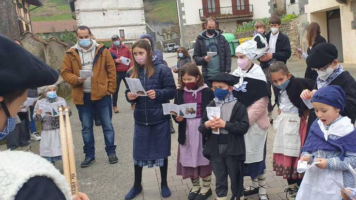 Olentzero eta Mari Domingiren bisita jaso dute Areson