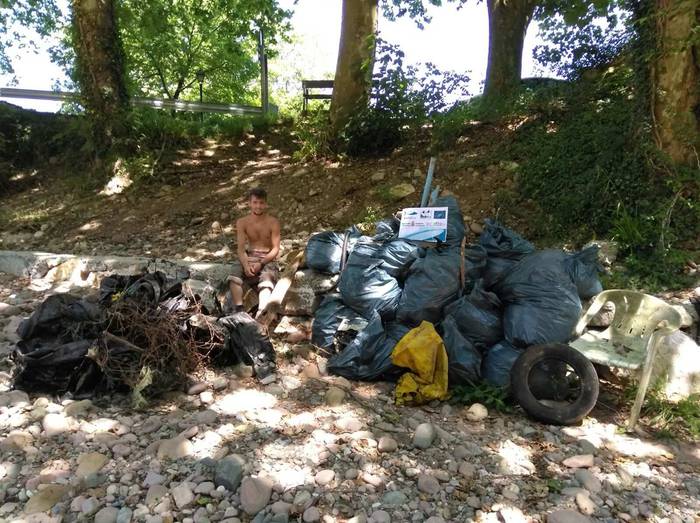 IREKIBAI proiektuaren barnean Baztango Udalak erreka garbiketa auzolanak antolatu ditu 