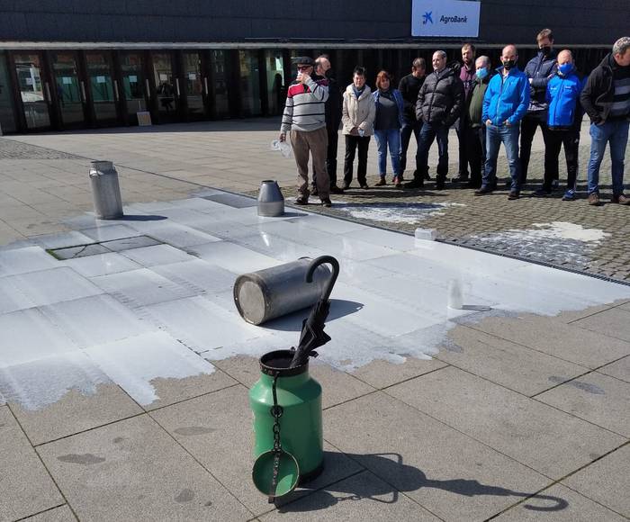 Bere lanetik bizi nahi dutela aldarrikatu dute behi-esnea ekoizten duten abeltzainek
