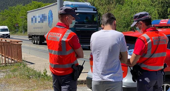 Drogetan positibo eman duten hiru gidari geldiarazi dituzte N-121-A errepidean