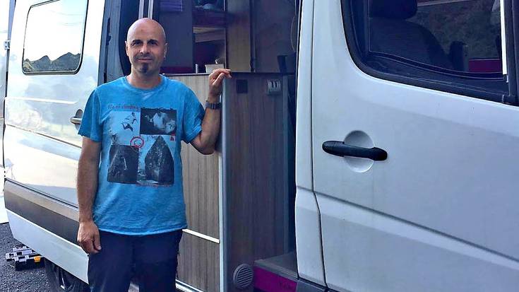 «Furgoneta batean gure txokoa eta zerbitzu guztiak eskura ditugu»