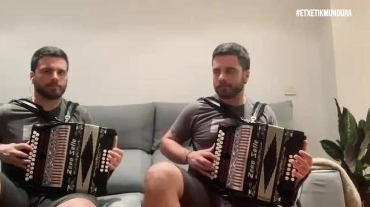 Xabier Etxanizek trikitixaz alaitu du etxeko giroa