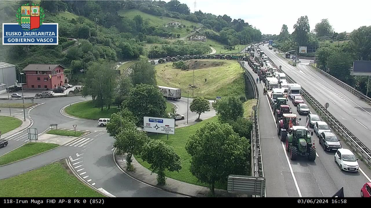 Baserritarrek Behobia-Biriatun A8 autopistako pasabidea itxi dute kamioiendako
