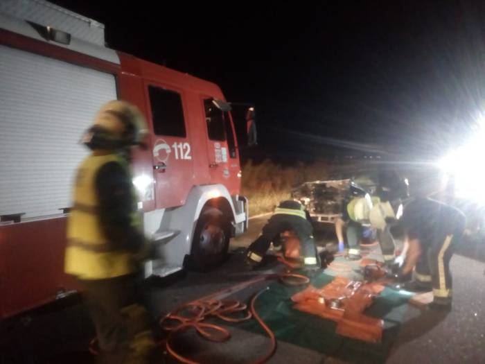 Furgoneta eta kamioi batek talka egin dute N-121-A errepidean