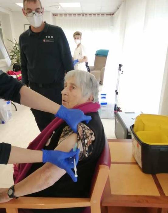 Lesakan eta Beran hasiko dira adinekoen egoitzetako erabiltzaileei COVID-19aren aurkako txertoaren dosi gehigarria ematen