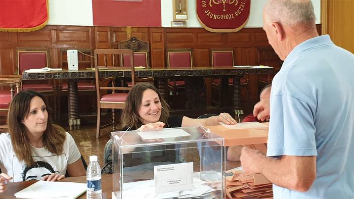 Hauteskunde egunean oporretan daudenek mahaian ez egoteko aukera izaten ahal dute