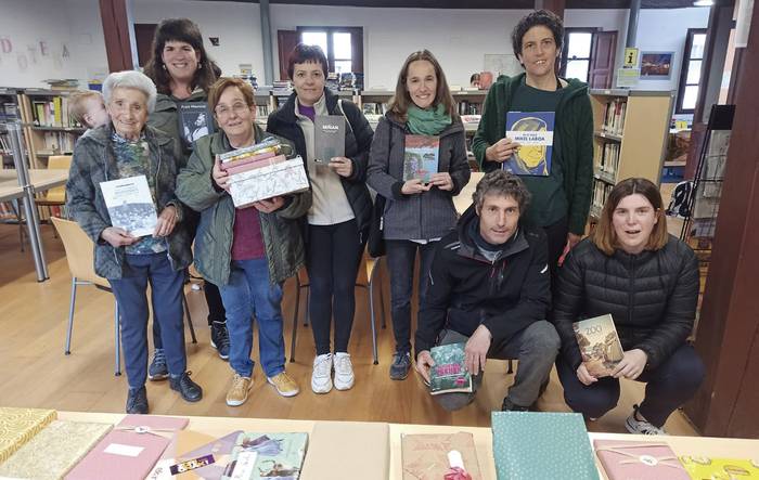 Lagun ezkutua eginez ospatu nahi dute Liburuaren Eguna Etxalarren