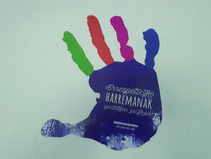 Leitzako 100 komertzio eta establezimenduk errespetuzko harremanaren alde egin zuten