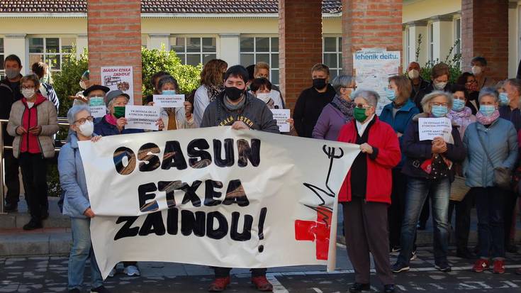 Seigarren astez lehen mailako osasun arretaren alde bildu dira hainbat herritar Lesakan
