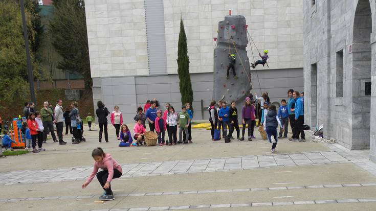 Haurraren Eguna giro ederrean ospatu dute Lesakan