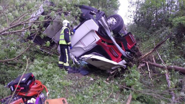 Kamioi baten gidaria zauritu da Almandoz parean, gidatzen zuen kamioia bidetik atera eta irauli ondotik