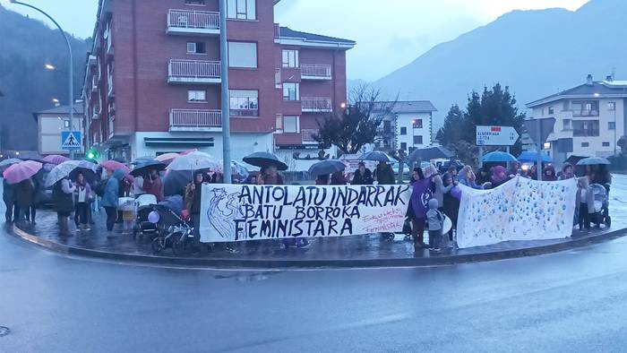 Borroka feministara batzeko deia egin du Emura taldeak Donezteben
