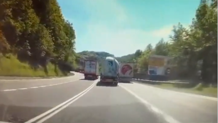 Atzo kamioi bat bertze bi kamioi aldi berean aurreratzen grabatu zuten Almandozen