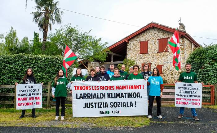 Bruno Le Maireren bigarren etxebizitzaren aitzinean aberatsak zergapetzea galdetu dute Bizi!k eta Aldak Senperen