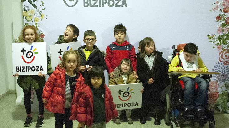 Maiatzaren 29an, Guztiok Taldearen aldeko tonbola solidarioaren zozketak zuzen-zuzenean Xorroxin Irratian