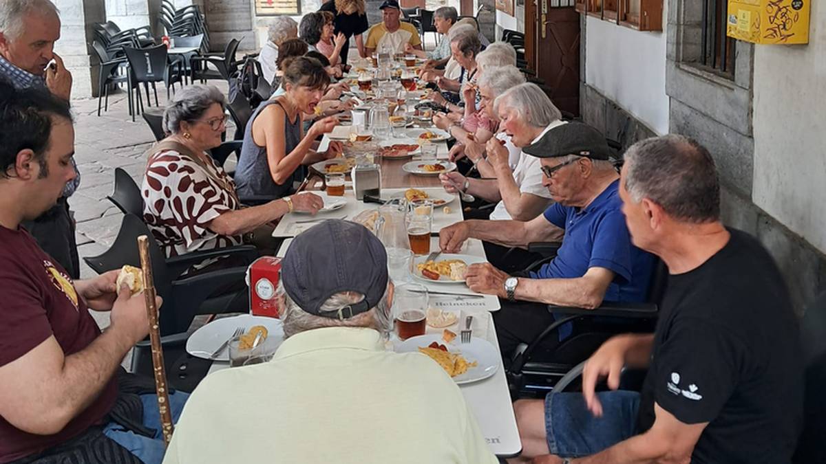 Andra Mari Zahar Etxeko egoiliarrei eta Elkarrizaneko boluntarioei merienda eskaini die Lesakako Zerbitzuen Elkarteak
