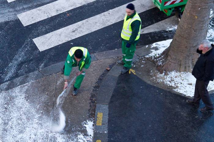 Etxalarko udalak gatza eskaini die herritarrei horma egiten duen egun hauetan erabiltzeko