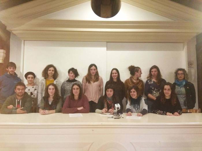 Baztango Talde Feministak, bestetako antolatzaileek eta Udaleko Berdintasun Batzordeak eraso sexisten aurkako protokoloa aurkeztu dute