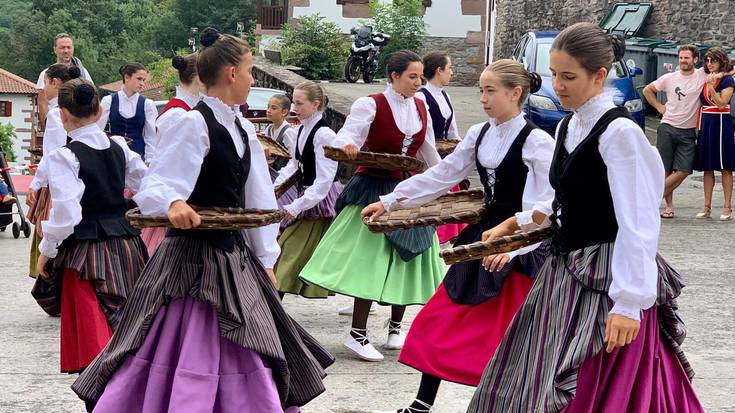 Zugarramurdiko Udalak Laxaro Dainziarti oroigarria eman dio herriko bestetan