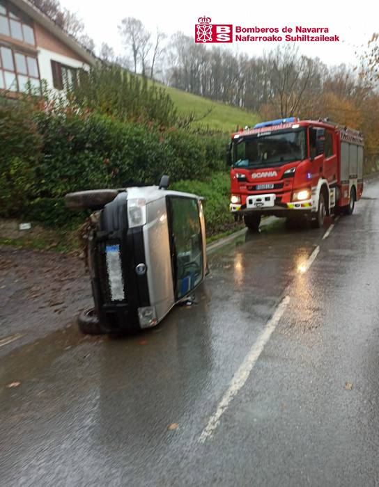 Beran Lizuniagako bidean auto bat bidetik atera eta iraulita gelditu da