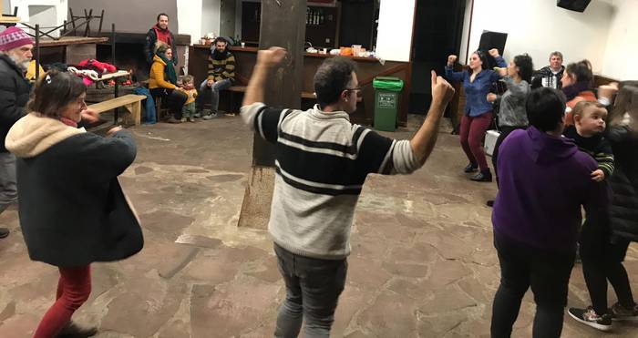 San Anton Eguna dantzan bukatu dute zubietarrek