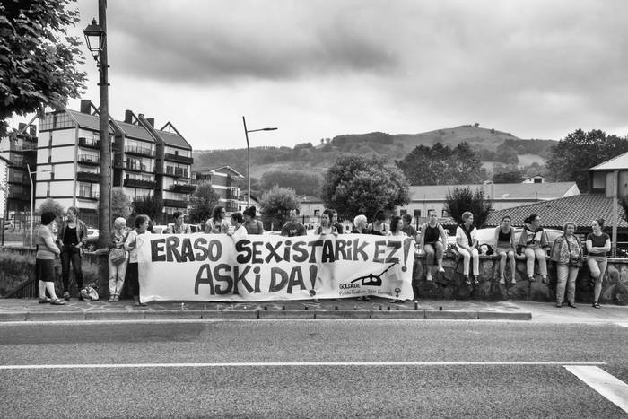 GASTEIZ ETA ANGELUKO ERAHILKETAK DIRELA ETA ELKARTARATZEA EGIN DUTE BERAN, GOLDATZ EMAKUME TALDE FEMINISTAK DEITUTA