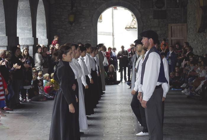 ‘Arrotzetik’ emanaldi berezia eskainiko du Aurrera dantza taldeak asteburuan