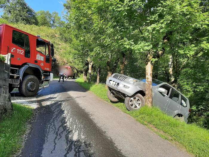 Goizuetako suhiltzaile boluntarioek bidetik atera den ibilgailua lagundu dute
