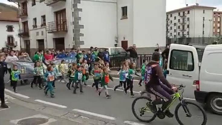 Jendetza bildu da Leitzako Korrika Ttikian