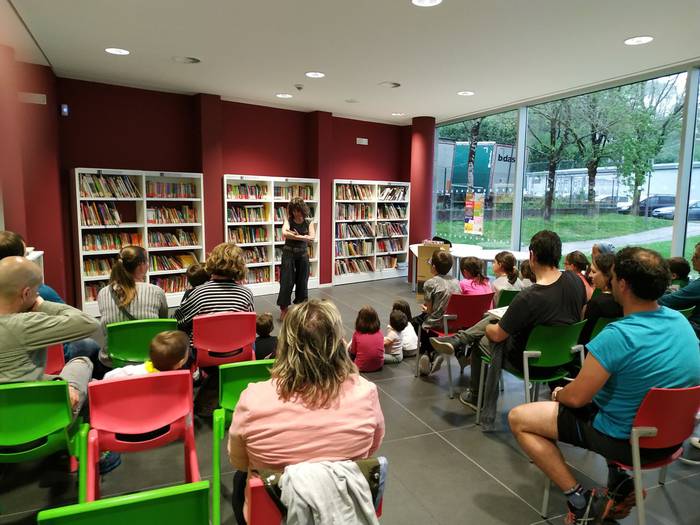 'Sagutxoak eta sorginak' Lesakako liburutegia girotzeko