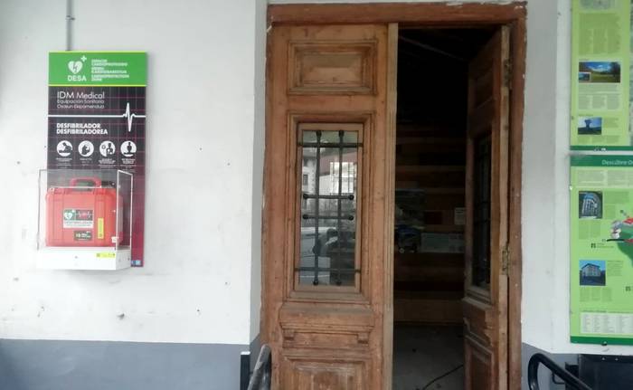 Leitzako Udalak desfibriladorea jarri du turismo bulegoaren atarian