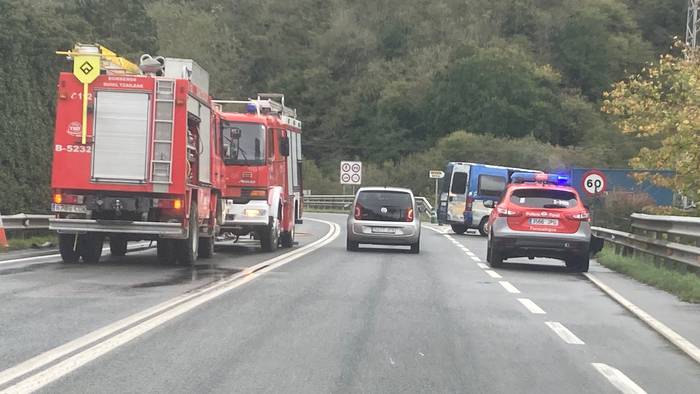 Beran gertatu den trafiko istripu batek kilometrotako auto ilarak sortu ditu N-121-A errepidearen bi noranzkoetan