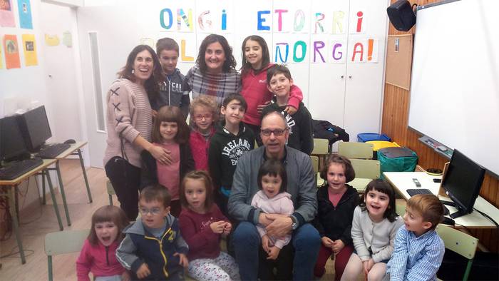 Pello Añorga ipuin kontalaria Saldiasko eskolan izan da