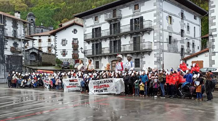 Pediatra falta salatzeko argazki erraldoia atera dute Leitzan apirilaren 27an