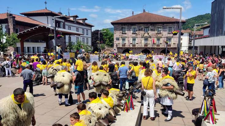 Haur eskolen duintasunaren aldeko hori koloreko manifestazioa jendetsua