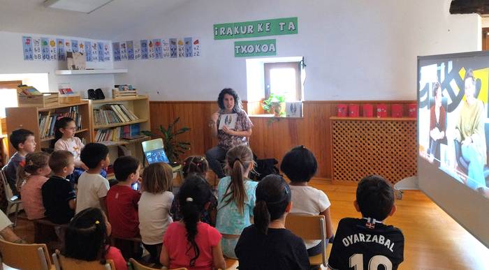 Dani Martirena eta Ane Labaka idazleen bisita izan dute Legasako eskolan