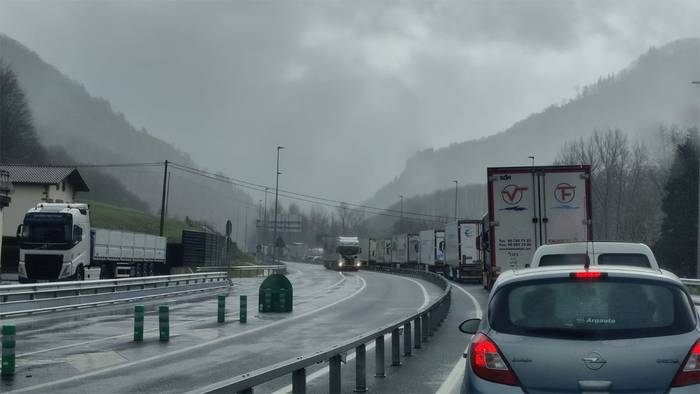 Gaur ere errepidera atera dira nekazariak eta abeltzainak