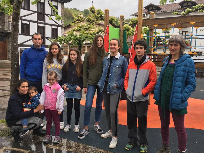 Lauro ikastolako gaztetxoak Goizuetako familiekin euskara praktikatzen aritu dira