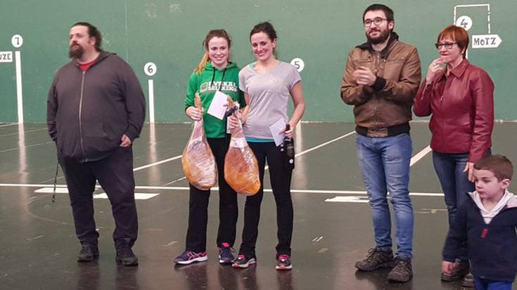 Aunitz Eskuetan frontenis txapelketa bertsoen doinupean eginiko afariarekin borobildu dute