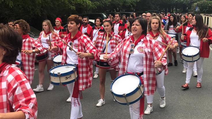 Peñen danbor soinuekin ernatu dira gaur lesakarrak