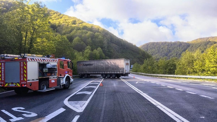 Almandozko eta Belateko tunelen artean kamioi batek istripua izan du eta trafikoa Belateko gainetik desbideratu dute