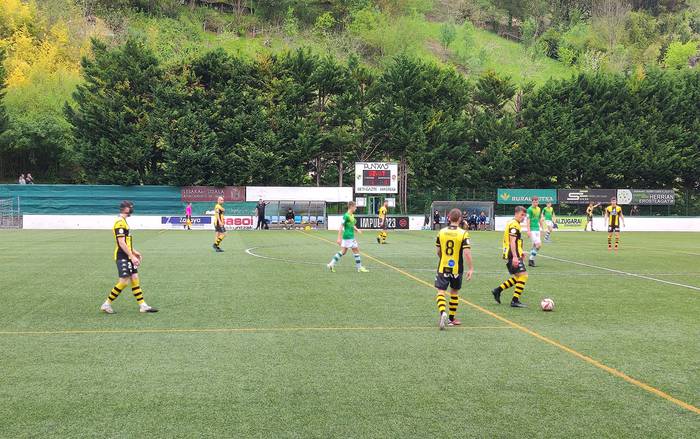 Beti Gazte futbol taldeak berdindu egin zuen Ortzegun Santuko partidan