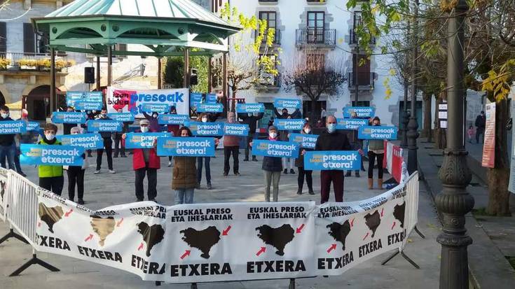200 bat lagun bildu dira Lesakan egin duten 'Bortz herri martxan' manifestazioan