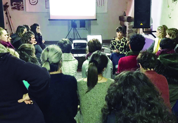 Hile-topaketa tailerra antolatu du Baztango Talde Feministak Erratzuko elkartean urtarrilaren 17an