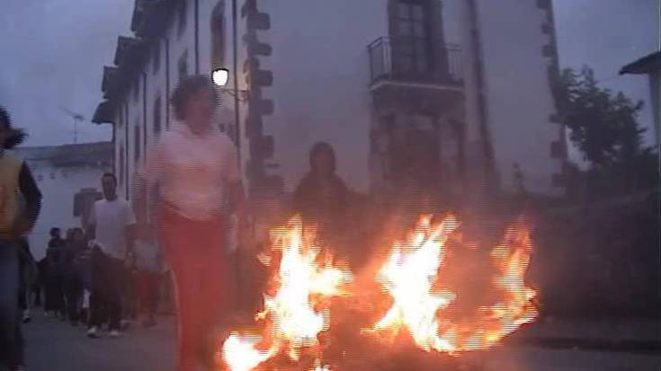 San Joan bezperako suak Arizkunen 2004an