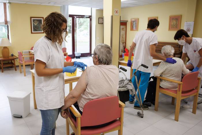 Zahar etxeetakoak txertatu ondotik, urriaren 10ean hasiko zaizkie Covid-19arendako bigarren oroitzapen dosia jartzen 60 urtetik gorakoei