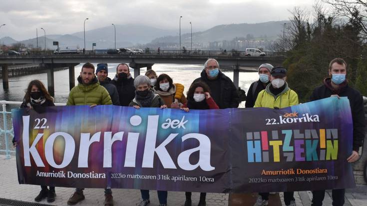 22. Korrika aurkeztu dute Baztango, Irungo eta Hendaiako arduradunek Irungo Avenida zubian