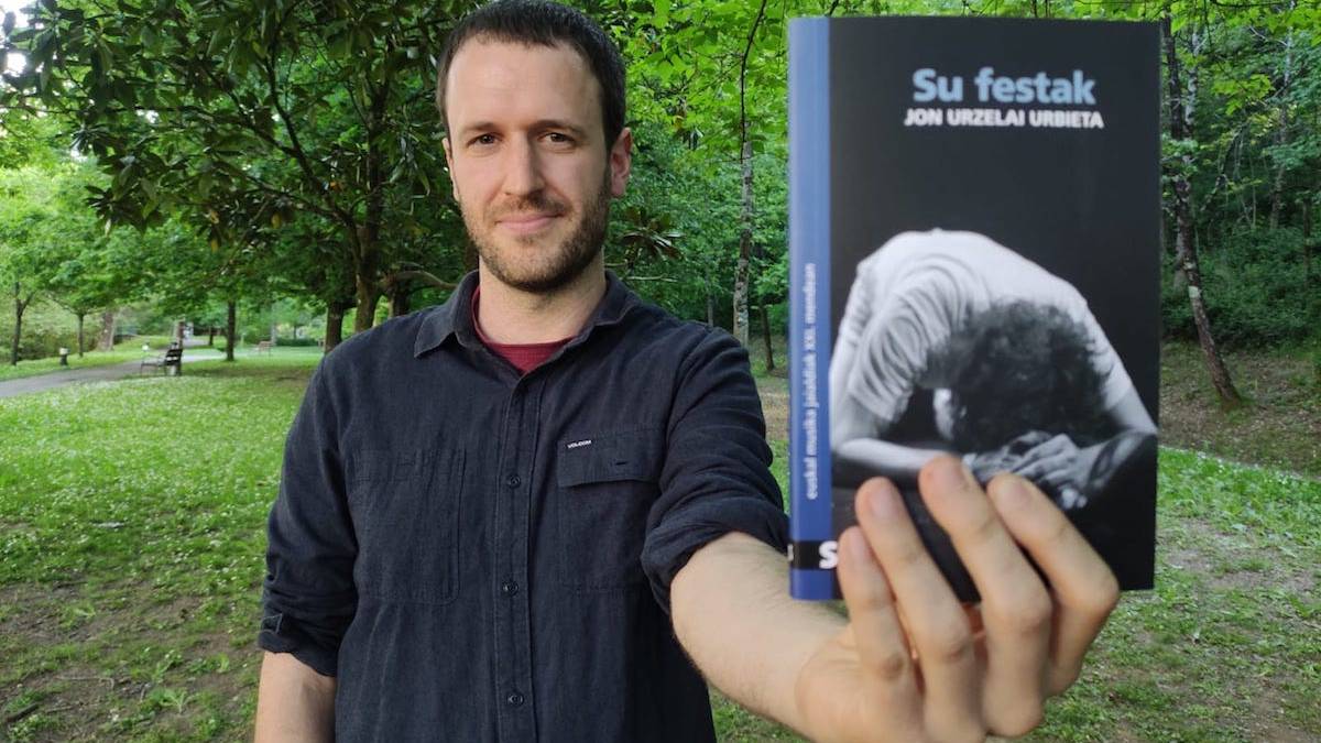 'Su festak' liburua aurkeztuko du Jon Urzelaik apirilaren 29an Zapatilleran
