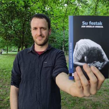 'Su festak' liburua aurkeztuko du Jon Urzelaik apirilaren 29an Zapatilleran